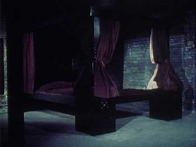 1971'in vahşet dolu korku filmi 'Death Bed: The Bed That Eats' filminde ise başrol bir yatağın kendini canlı canlı yemesiyle ölmüştü.