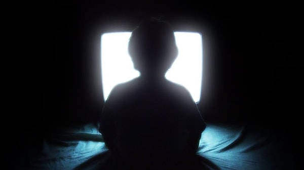 5. Представьте ситуацию: вы один дома ночью, смотрите телевизор и вдруг слышите странный звук на кухне. Что вы сделаете?