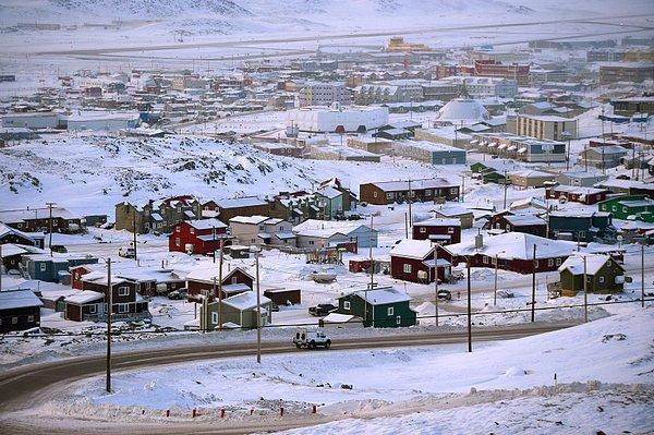 "Kutuptaki hava durumu öyle değişken ve zorlu ki sadece Iqaluit'ten üsse uçmak için üç gün bekledik ve orada iki ay kadar sıkışıp kalmaya hazırdık." diyor Ferguson.