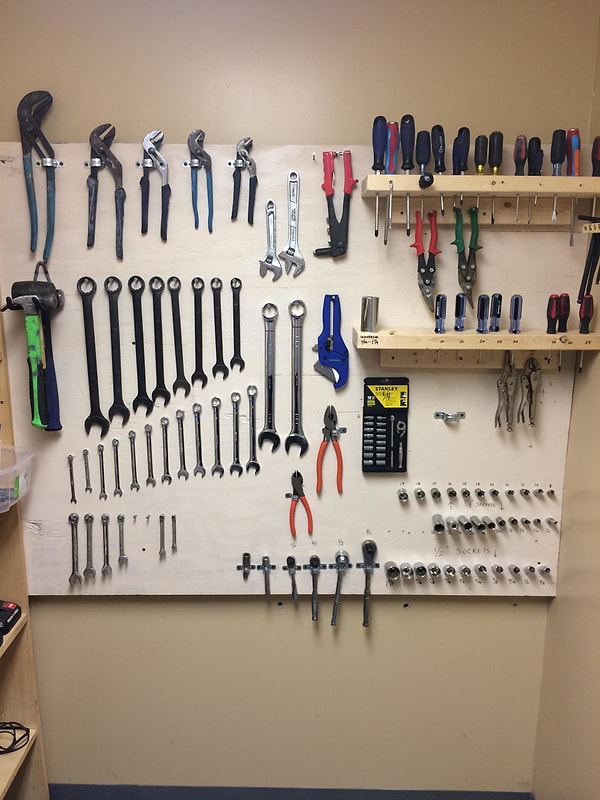 6. Образцовый порядок на стене с инструментами