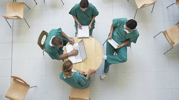 7. В настоящих больницах смены у врачей не всегда совпадают