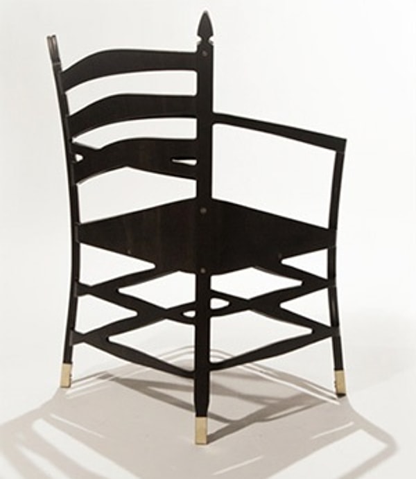 10. Чем будет повернут к нам человек, севший на этот стул?