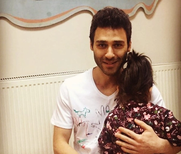 Siz de sevgiye hepimizden çok ihtiyacı olan bu miniklerin dünyalarına renk olmak ve bu ziyaretler hiç bitmesin istiyorsanız projenin Instagram ve Twitter adresini takip edebilirsiniz.