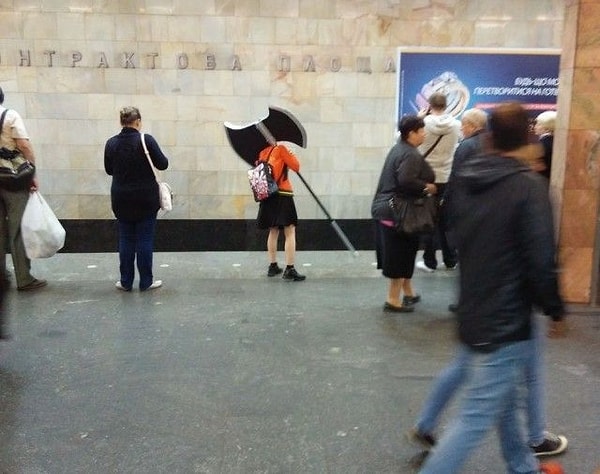 12. Интересно, как ее с этим вообще пустили в метро