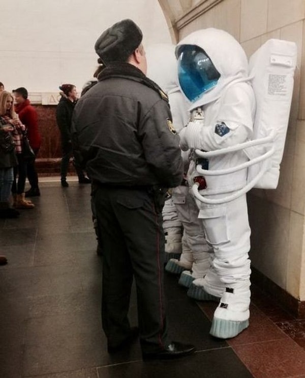 20. Вот и товарищ полицейский заинтересовался гостями из далекого космоса