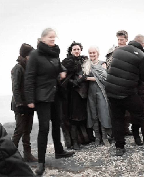 Amma velakin Kit Harington ve ejderhaların annesi Emilia Clarke'ı da birlikte görmek çok hoşumuza gidiyor.