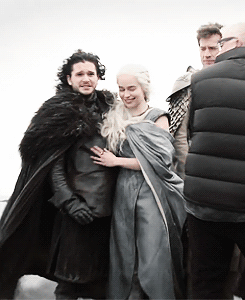 Amma velakin Kit Harington ve ejderhaların annesi Emilia Clarke'ı da birlikte görmek çok hoşumuza gidiyor.