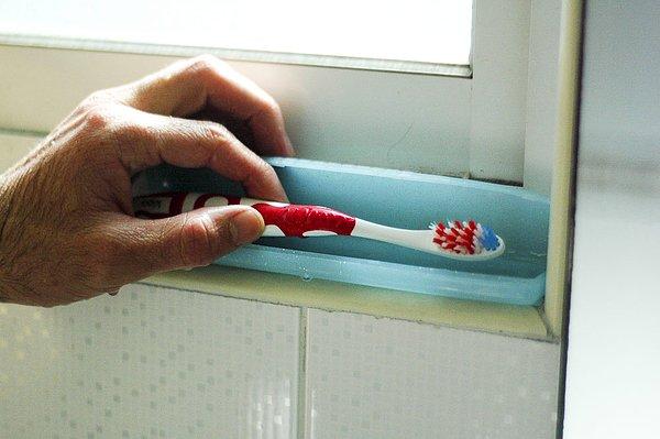 12. Dişlerinizi duşta fırçalayarak zaman kazanın.