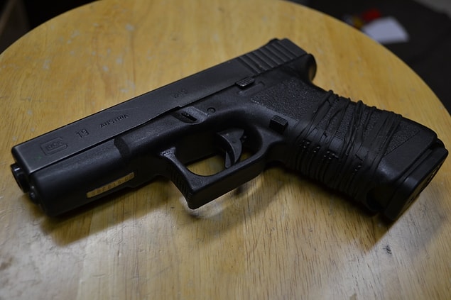 Fatih’te bir lisenin önündeki aracın torpido gözünden, Glock marka ruhsatsız silah ve 2 adet dolu fişek çıktı.
