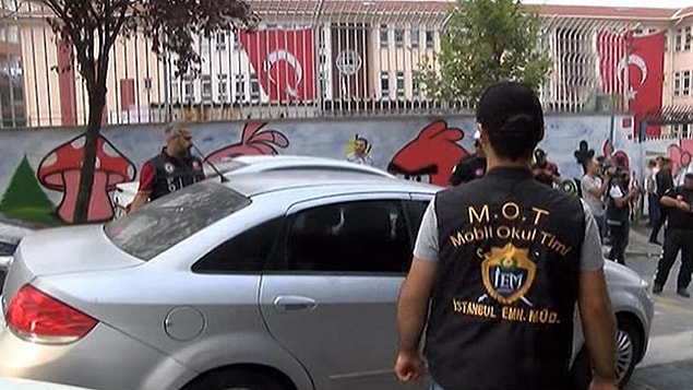 MOT polisleri, Avcılar’da bir okulun önünde uyuşturucu satın almak isteyen Erkan D.’yi takibe aldı. Erkan D., bir otomobilden uyuşturucu madde alırken suçüstü yakalandı.