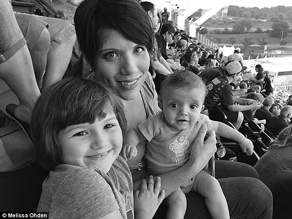 10. Лишь после 17 лет поисков Мелисса связалась и встретилась со своей мамой.