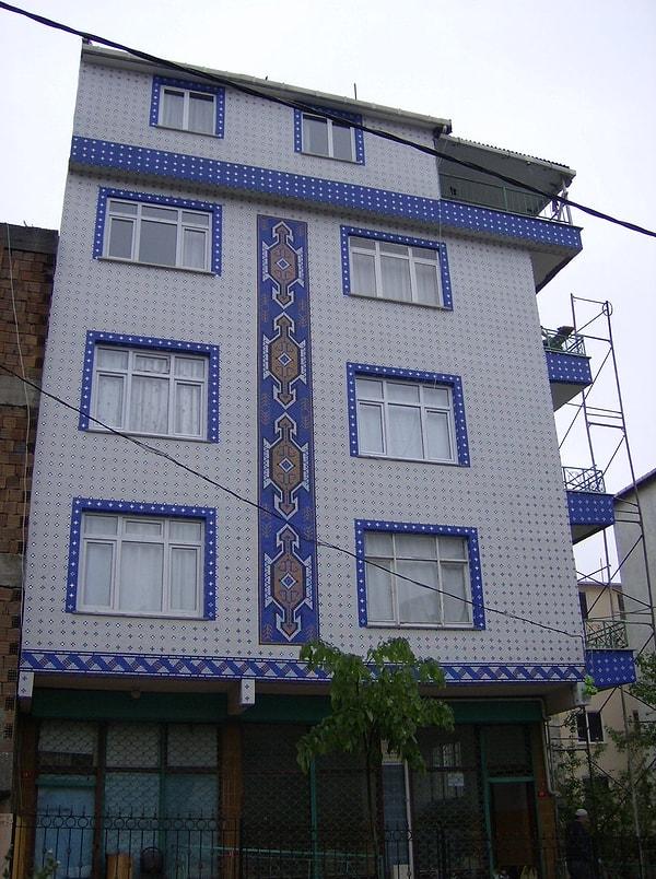 22. Ilgıt ılgıt kilim motifleriyle mozaiklenmiş apartman dış cephesi