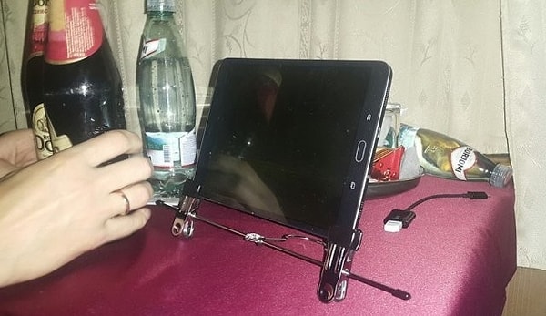 2. Зачем вообще покупать чехол-подставку для планшета, когда можно использовать вешалку?!