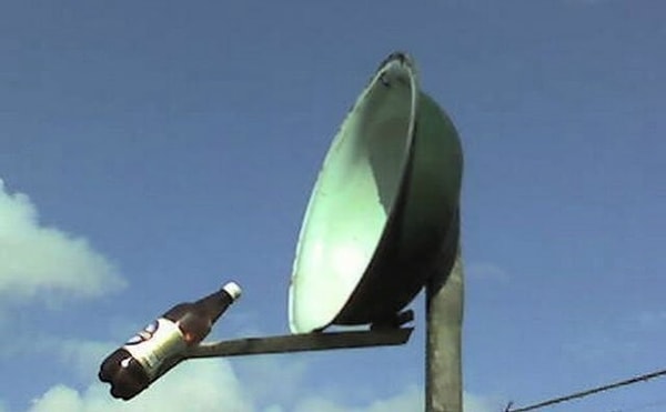 3. Не ловит интернет за городом? Пффф! Берем тазик, кладем в него модем и направляем на все это дело бутылку. Теперь сигнал можно поймать даже из космоса!