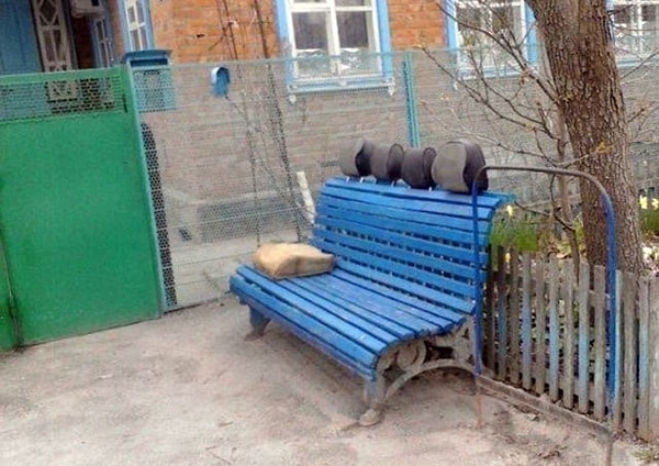 6. Бабульки, знающие толк в жизни, приделали подголовники к скамейке :)