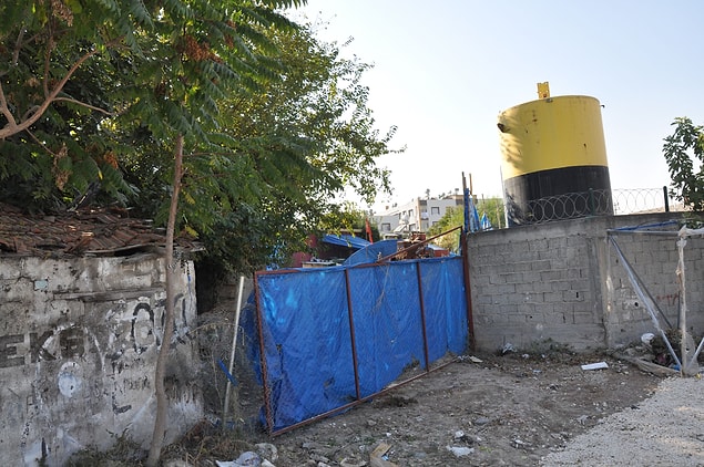 Polis barikatları ve brandalarla çevrili kazı alanında kimsenin giriş-çıkışına izin verilmezken, bahçede sondaj çalışması yapıldığı görüldü.