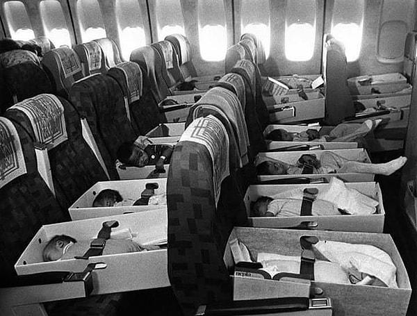 7. 1975'te ebeveynleri Vietnam Savaşı'nda öldükten sonra ABD'ye gönderilen öksüz ve yetim bebekler.