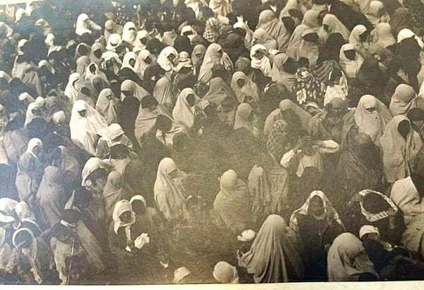 10. Takvimler 18 Mart 1923'ü gösterirken, Mersin sokaklarındaki mahşeri kadın kalabalık yalnızca bir kişinin yolunu gözlüyordu. O'nun yolunu...