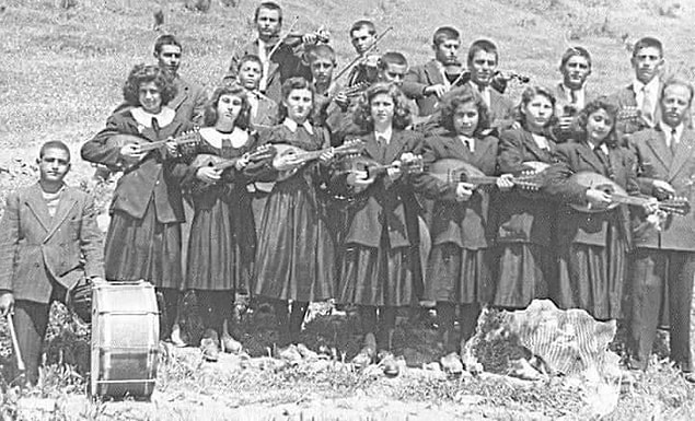 2. Aydın, Ortaklar Köy Enstitüsü öğrencileri müzik eğitiminde.