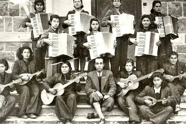 4. Kızılçullu Köy Enstitüsü öğrencileri. İzmir, 1940.