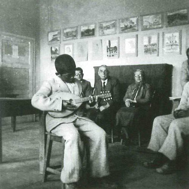 6. Halide Edip Adıvar'ın da okulu ziyaret ettiği bir günde mandolin çalan köy enstitüsü öğrencisi.