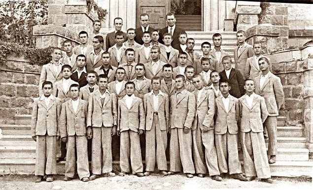 10. ABD'den bir heyetin özellikle ziyaret edip notlar aldığı ve sonrasında kendi okullarında model oluşturduğu İzmir Kızılçullu Köy Enstitüsü.