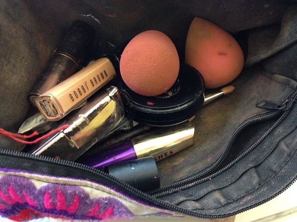 1. Иметь грязную косметичку, в которой царит полнейший беспорядок...