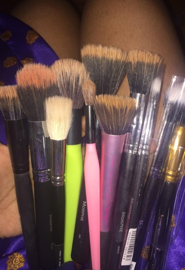 3. Не мыть кисти для макияжа неделями. Месяцами. ГОДАМИ!