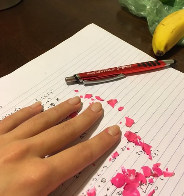 13. Очищать ногти от старого маникюра вот так: