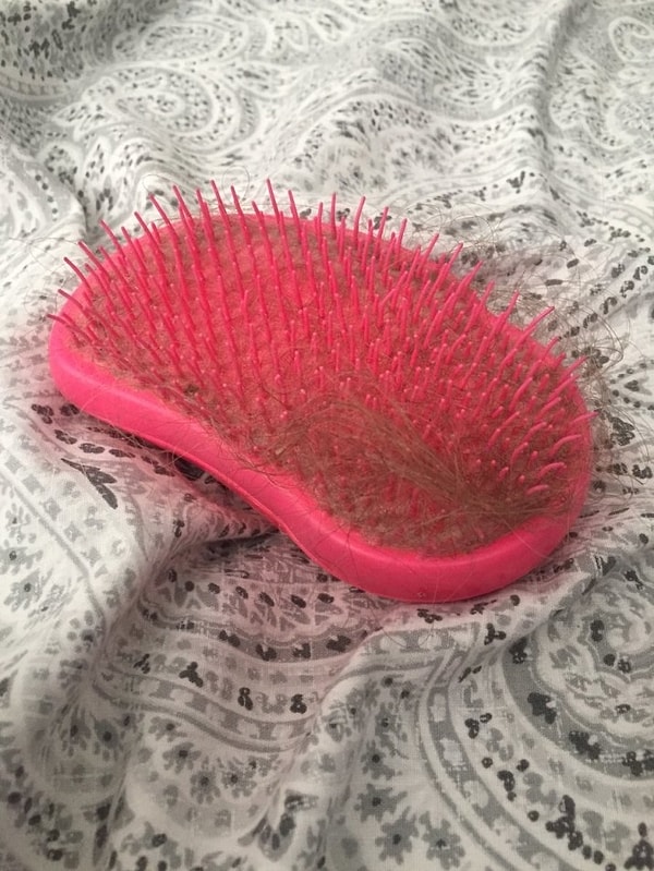 14. Не вычищать волосы из расчески