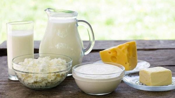 Süt, peynir ve yoğurt da dahil olmak üzere süt ürünleri yüksek protein içeriğiyle bilinir. Ayrıca kalsiyum, D vitamini ve potasyum gibi diğer temel besinleri de içerirler.