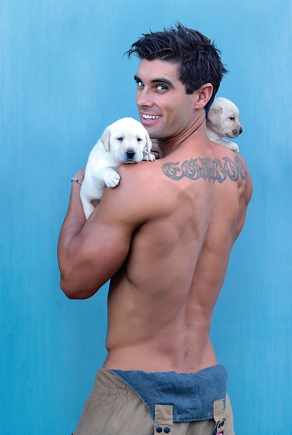 5. На этом фото есть все, что нужно, — горячий парень и милые щеночки