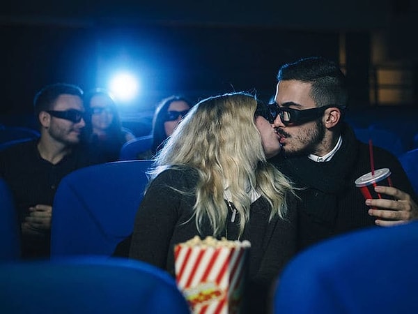 9. Вам бы хотелось, чтобы ваш парень целовал вас на публике?