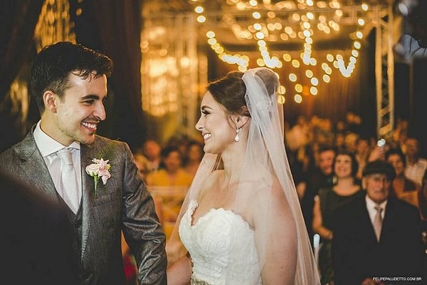 2. Из-за дождя им и гостям пришлось укрыться под тентом.