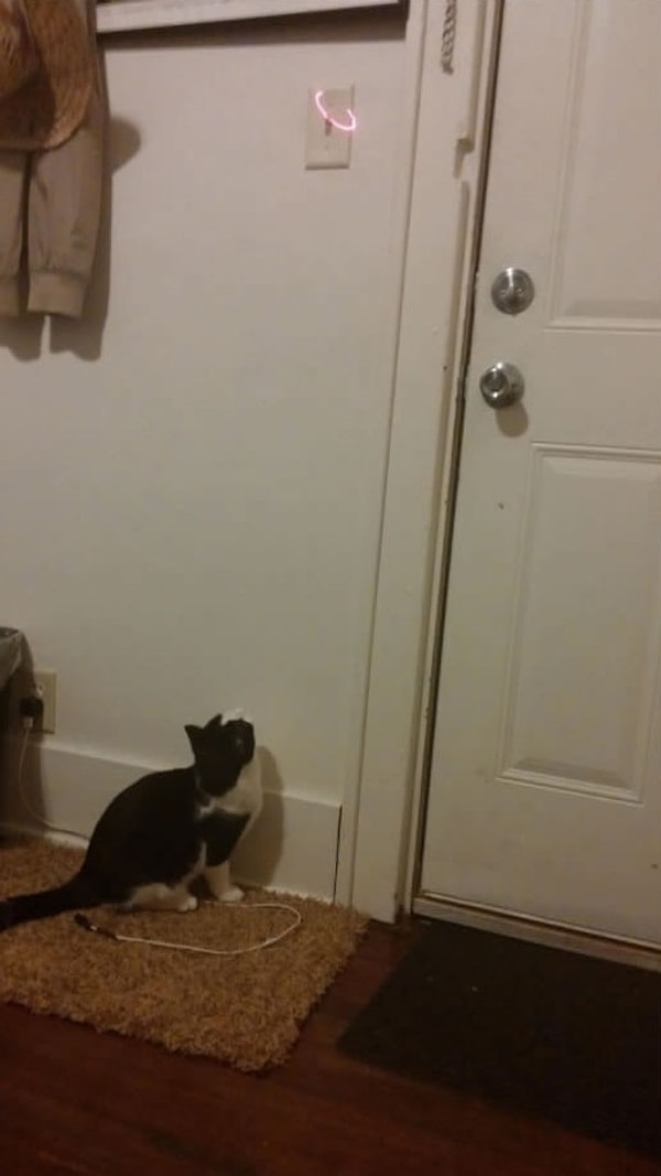 10. Когда слишком ленив, чтобы пойти выключить свет