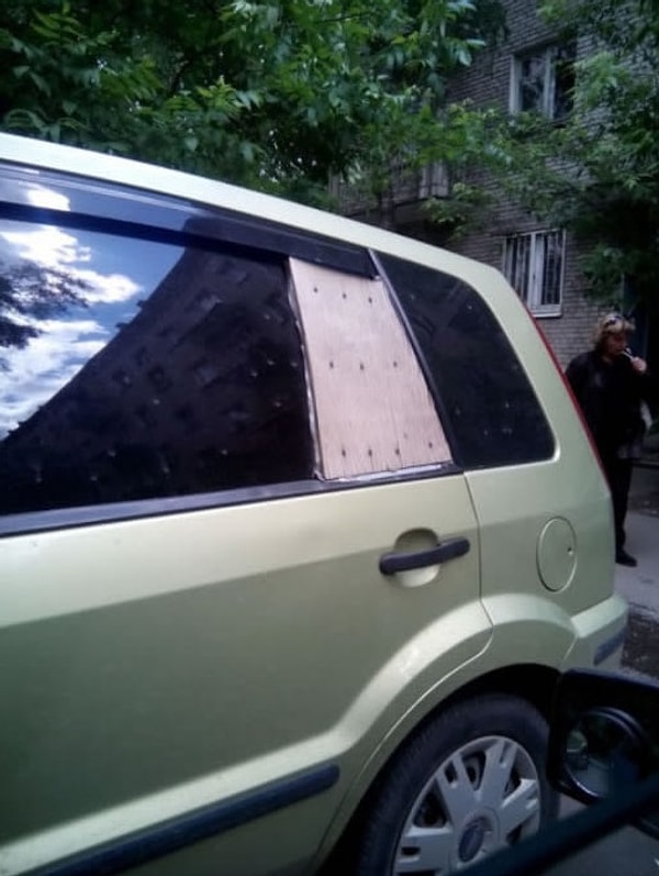 11. Ну, наверное, это лучше, чем вообще не иметь стекла. Так хотя бы не дует