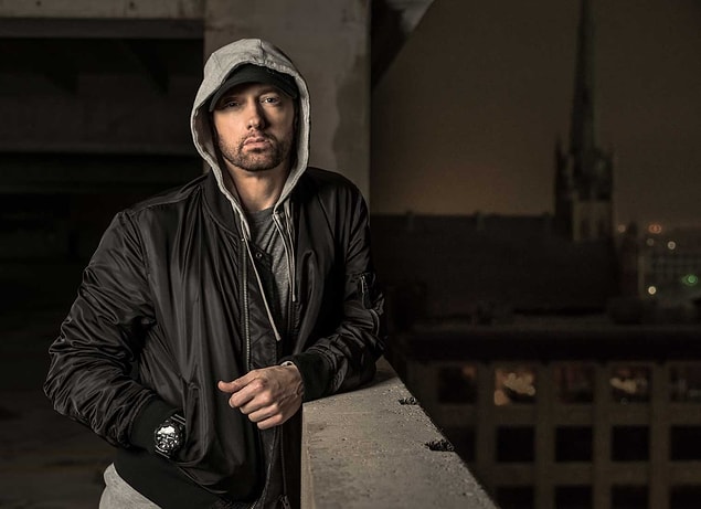 1. Eminem kızının mezuniyet törenini okuldaki boş sınıflardan birinde takip etmiş.