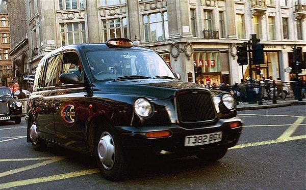 13. Londra’daki siyah taksi şoförlerinin ‘The Knowledge’ (İng; Bilgi) adındaki bir testi geçmesi gerekiyor.