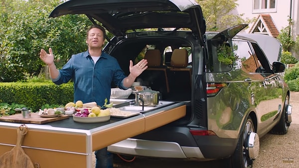 Большой разделочный стол вытаскивает из багажника в комплекте с раковиной и большой рабочей поверхностью.