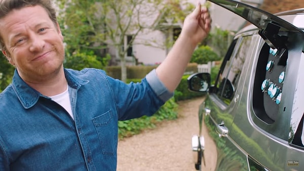 В том же районе есть выдвижной ящик для ножей и стойка для специй.