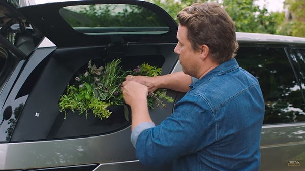 Из окон свисают травяные сады, обеспечивающие шеф-повара свежей зеленью.