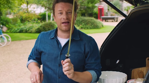 Казалось бы, этого должно быть достаточно. Но нет! В автомобиле есть полноразмерный диспенсер с оливковым маслом, который вытягивается из багажника, потому что Джейми обожает использовать оливковое масло Экстра Вирджин.