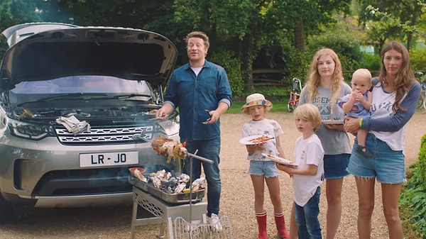 Удивительно, что Оливер, его жена и их пятеро детей могут влезть в машину даже со всеми ее кухонными примочкам.