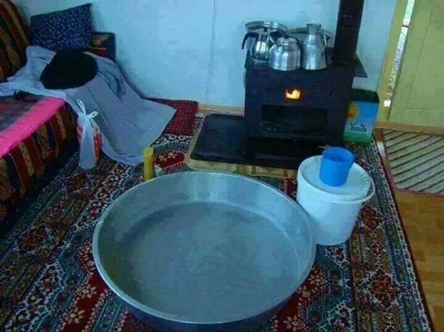 10. Pazar günü demek banyo günü demekti. Nedendir bilinmez bu durum bizi hiç mutlu etmezdi.