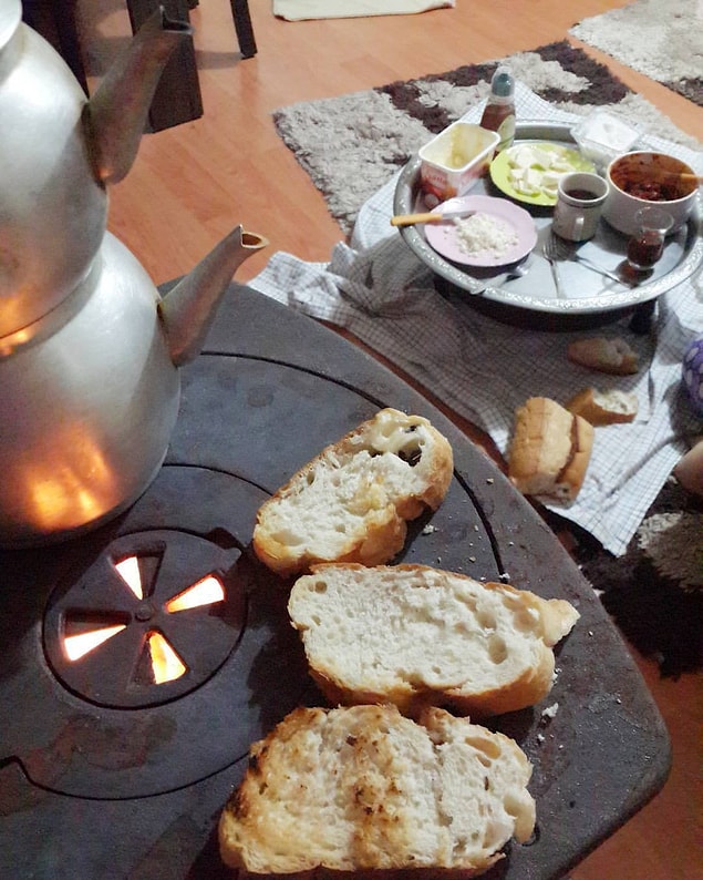 2. Kahvaltı saati gelince, sıcacık sobanın üzerinde kızarmış mis gibi ekmeklerin kokusu gelmeye başlardı.
