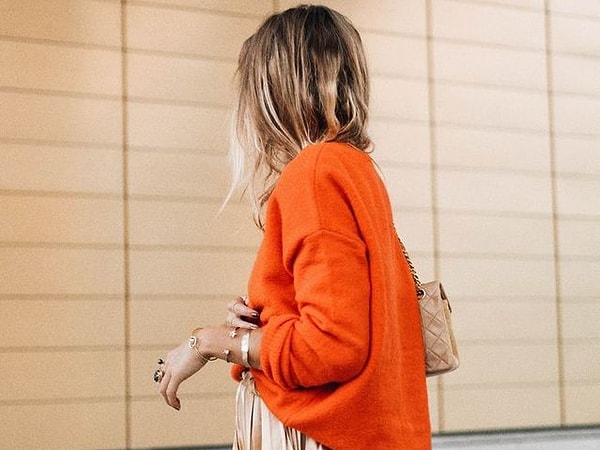 Свитер ярких цветов