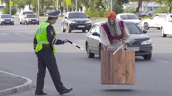 Баба-Яга рассекает по Челябинску