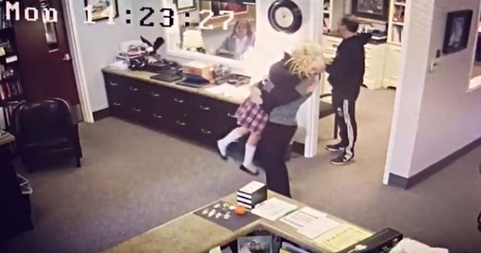 Evlat Edinildiğini Öğrenince Mutluluktan Havalara Uçan Kız