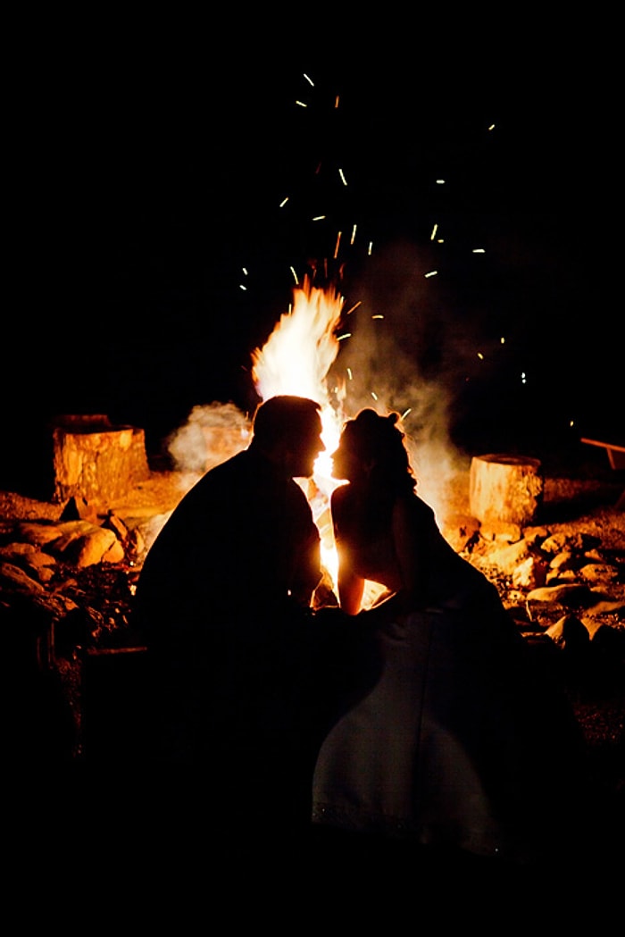 Cevabı Bilim Veriyor: Ateşin Başında Oturmak İnsana Neden Romantik Gelir? 🔥