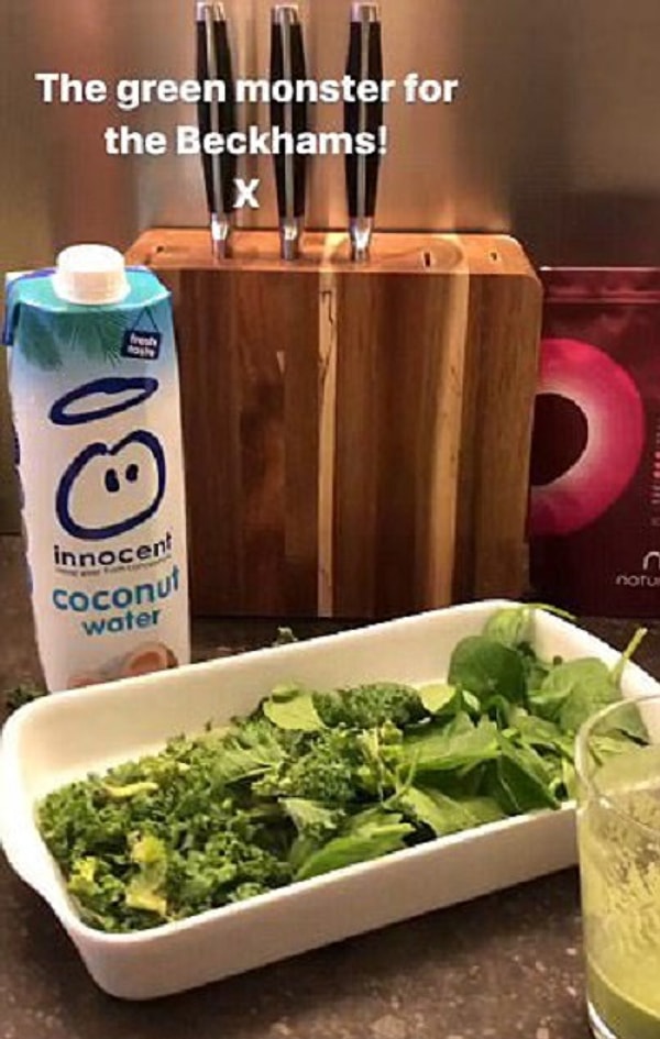 В Инстаграм были размещены фото, где Виктория собственноручно готовит завтрак для ее семейства, вместе со снимком бутылки уксуса с надписью "Будь храбрым! Первым делом 2 столовые ложки на пустой животик". Затем звезда загрузила видео, в котором она готовит смузи под названием «Зелёный монстр».